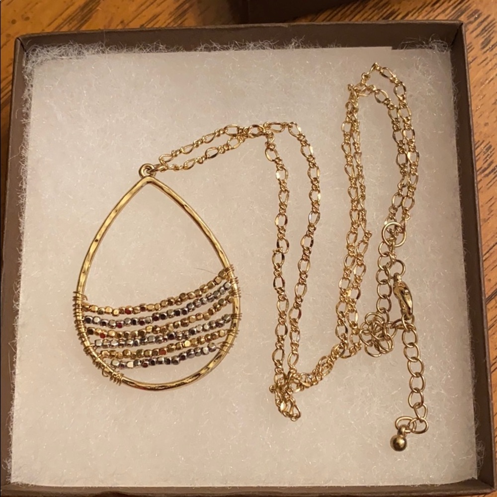 Teardrop shaped pendent necklace